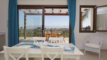 Villa, 2 Bedrooms | Ruang tamu | TV skrin rata, pemain DVD