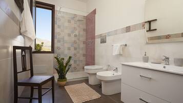 Villa panoramica, 2 camere da letto, vista mare | Bagno | Doccia, asciugacapelli, bidet, asciugamani