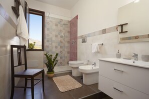 Panoramic Villa, 2 Bedrooms, Sea View | Bathroom | Shower, hair dryer, bidet, towels - Villa Del Poggio (Castellammare del Golfo)
