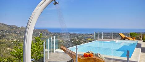 Außenpool (je nach Saison geöffnet), Sonnenschirme, Liegestühle