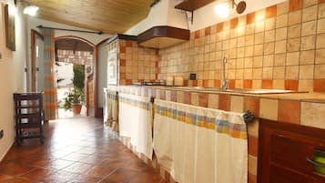 Villa panoramica, 2 camere da letto, vista mare | Cucina privata | Macchina per tè/caffè, frigorifero con congelatore, microonde, forno