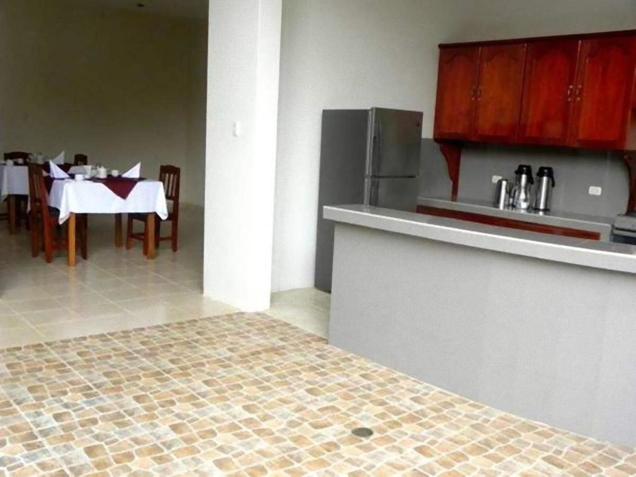 Tägliches inbegriffenes kontinentales Frühstück