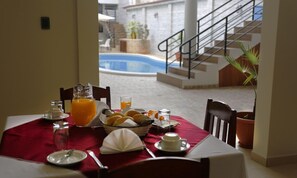 Free daily continental breakfast - Hotel Jose Antonios Inn (Tambopata)