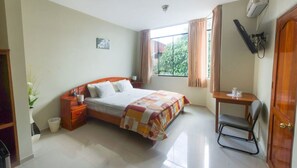 Suite, 1 kingsize-seng | Minibar, safe på rommet, skrivebord og strykejern/-brett