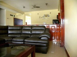 Lobby sitting area - Hotel Jose Antonios Inn (Tambopata)