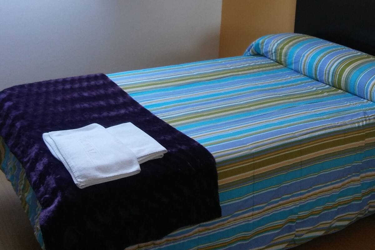 Desk, rollaway beds, bed sheets