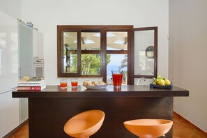 Villa, 2 habitaciones | Cocina privada | Refrigerador con congelador, microondas, horno y parrilla de estufa 