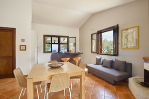 Villa, 2 chambres | Aire de séjour | Téléviseur à écran plat