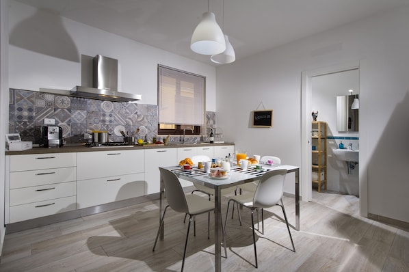 Appartement, 3 chambres | Cuisinette privée | Réfrigérateur grande capacité avec congélateur, four à micro-ondes