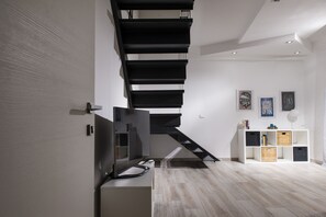 Apartamento, 3 quartos | Área de estar | TV de tela plana