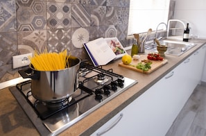 Appartement, 3 chambres | Cuisinette privée | Réfrigérateur grande capacité avec congélateur, four à micro-ondes