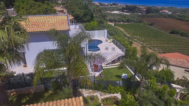 A villa with a swimming pool, surrounded by lush greenery and a view of the sea. - Skrokkia (Alcamo)