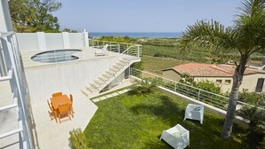 A rooftop terrace with a pool, outdoor seating, and a view of the sea. - Skrokkia (Alcamo)