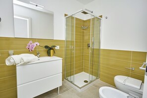Villa, 2 chambres | Salle de bain | Douche, sèche-cheveux, bidet, serviettes fournies