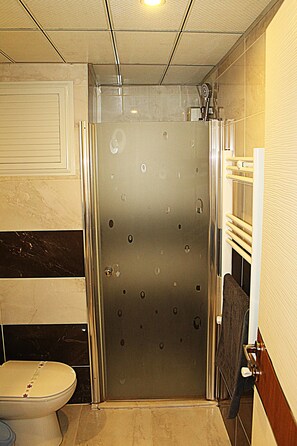 Douche, serviettes fournies