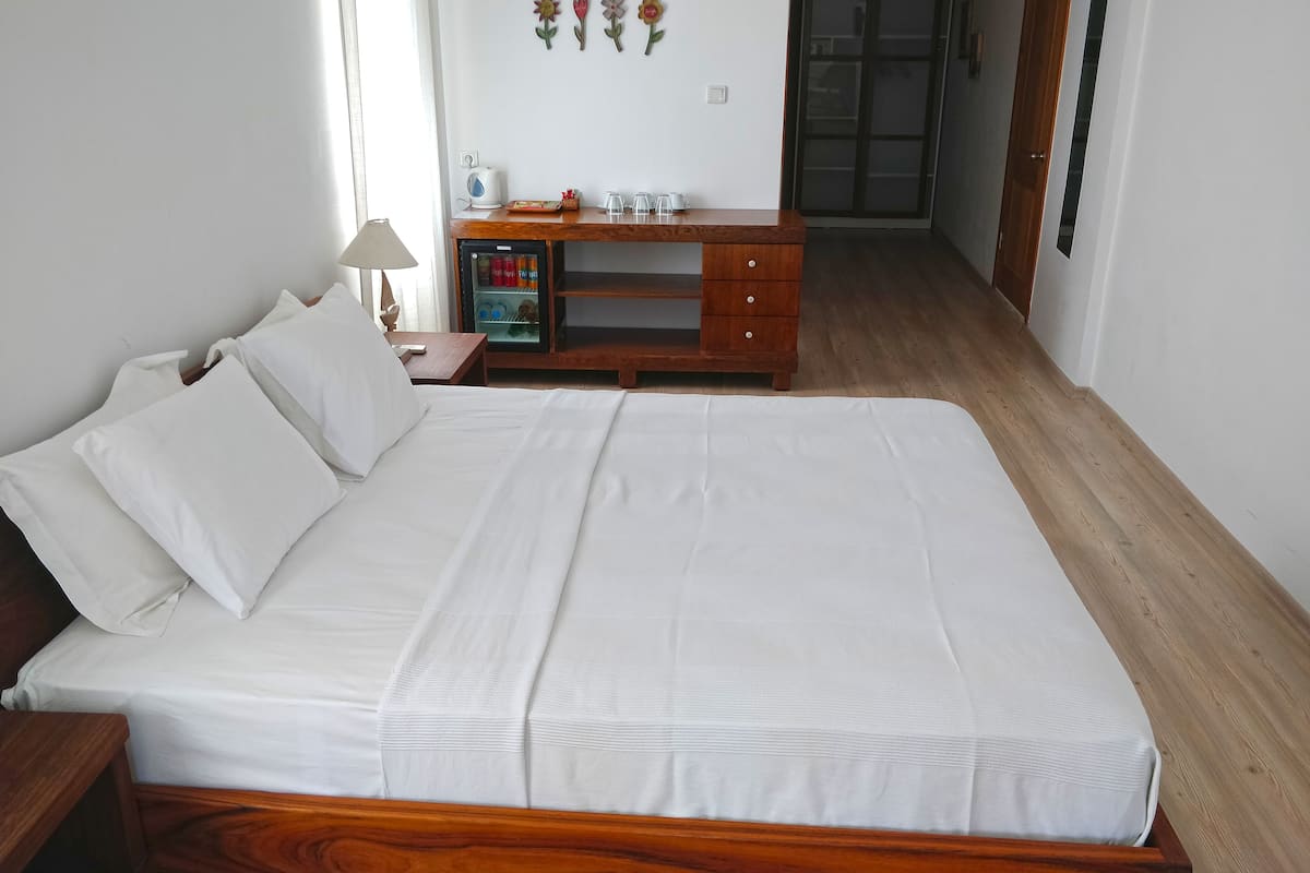 family room | minibar, in-room safe, soundproofing, bed sheets