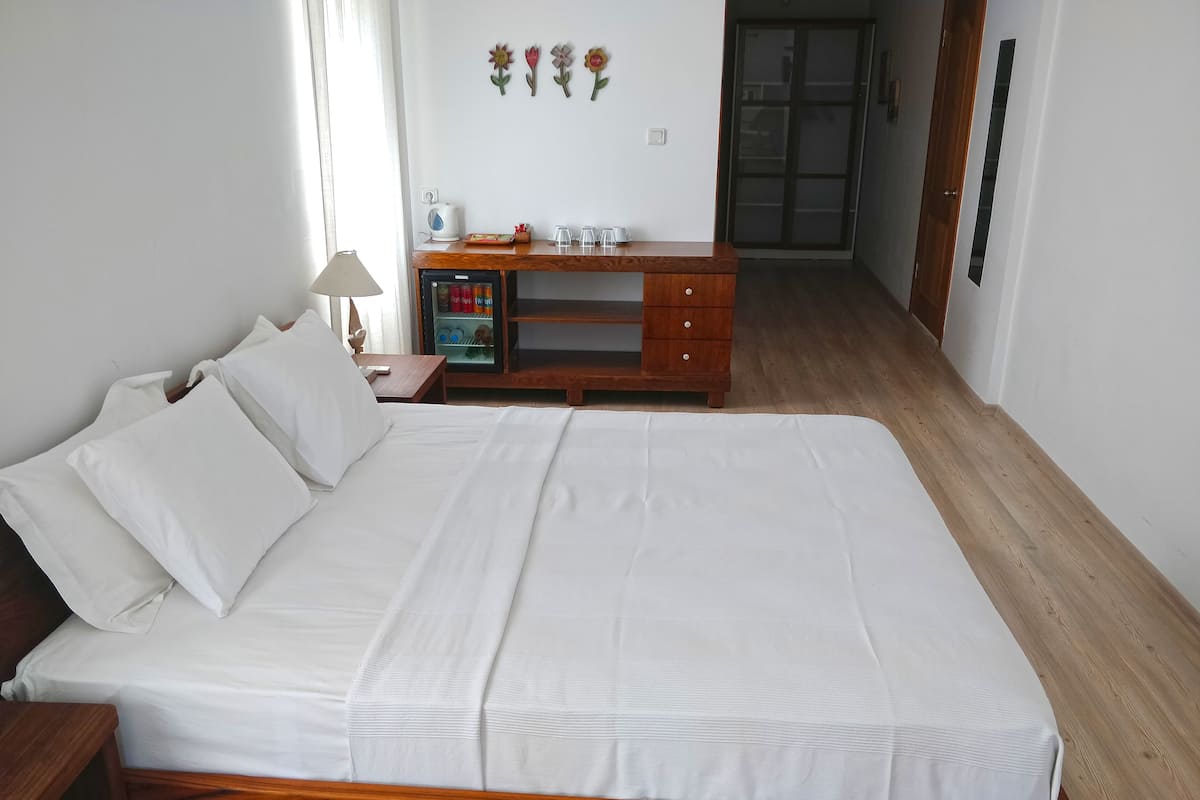 Habitación familiar | Minibar, caja de seguridad en la habitación y insonorización