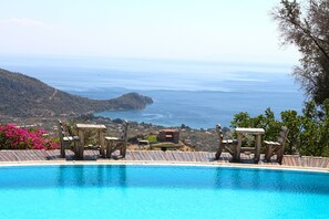 Outdoor pool, pool loungers - Zephyros Hotel (Datça)