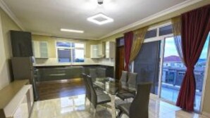 Private kitchen - Moyo Close Apartments (Kampala)