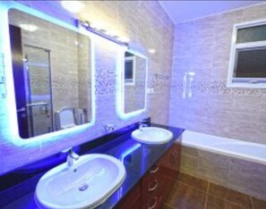 Duschwanne, Komfortbadewanne