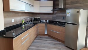 Căn hộ, 2 phòng ngủ | Bếp riêng | Tủ lạnh, lò vi sóng, lò nướng, bếp nấu 