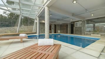 Piscina interna, espreguiçadeiras