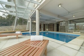 Piscina interna, espreguiçadeiras