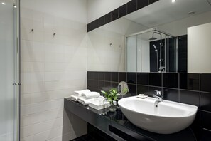 Shower, free toiletries, hair dryer, towels - B The Guest Downtown (Porto)