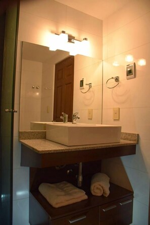 Shower, rainfall showerhead, free toiletries, hair dryer - HB Sopocachi (La Paz)