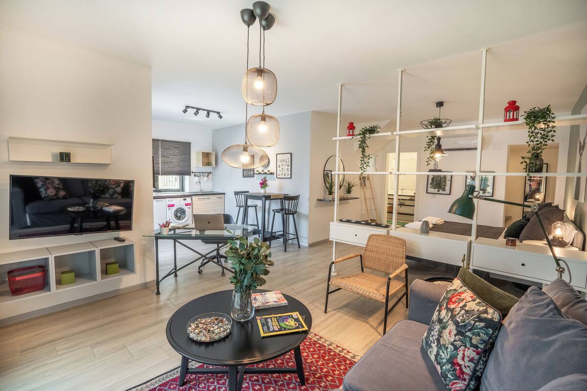 Estudio exclusivo, patio, vistas al jardín | Ropa de cama de alta calidad, caja fuerte, escritorio