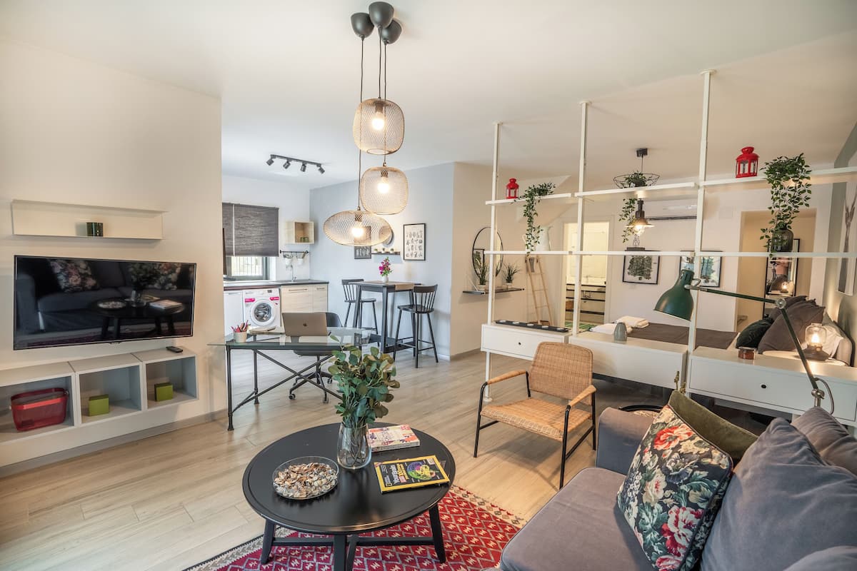 Estudio exclusivo, patio, vistas al jardín | Ropa de cama de alta calidad, caja fuerte, escritorio
