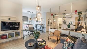 Exclusive-studio, patio, näköala puutarhaan | Ylelliset vuodevaatteet, tallelokero huoneessa