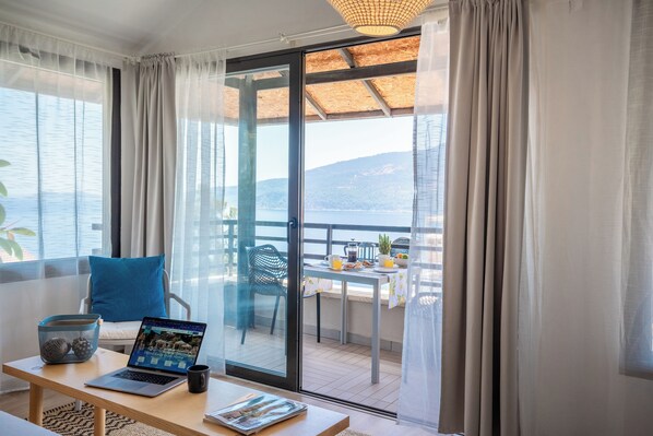 Habitación panorámica, Terraza, vista al mar | Ropa de cama de alta calidad y caja de seguridad en la habitación 