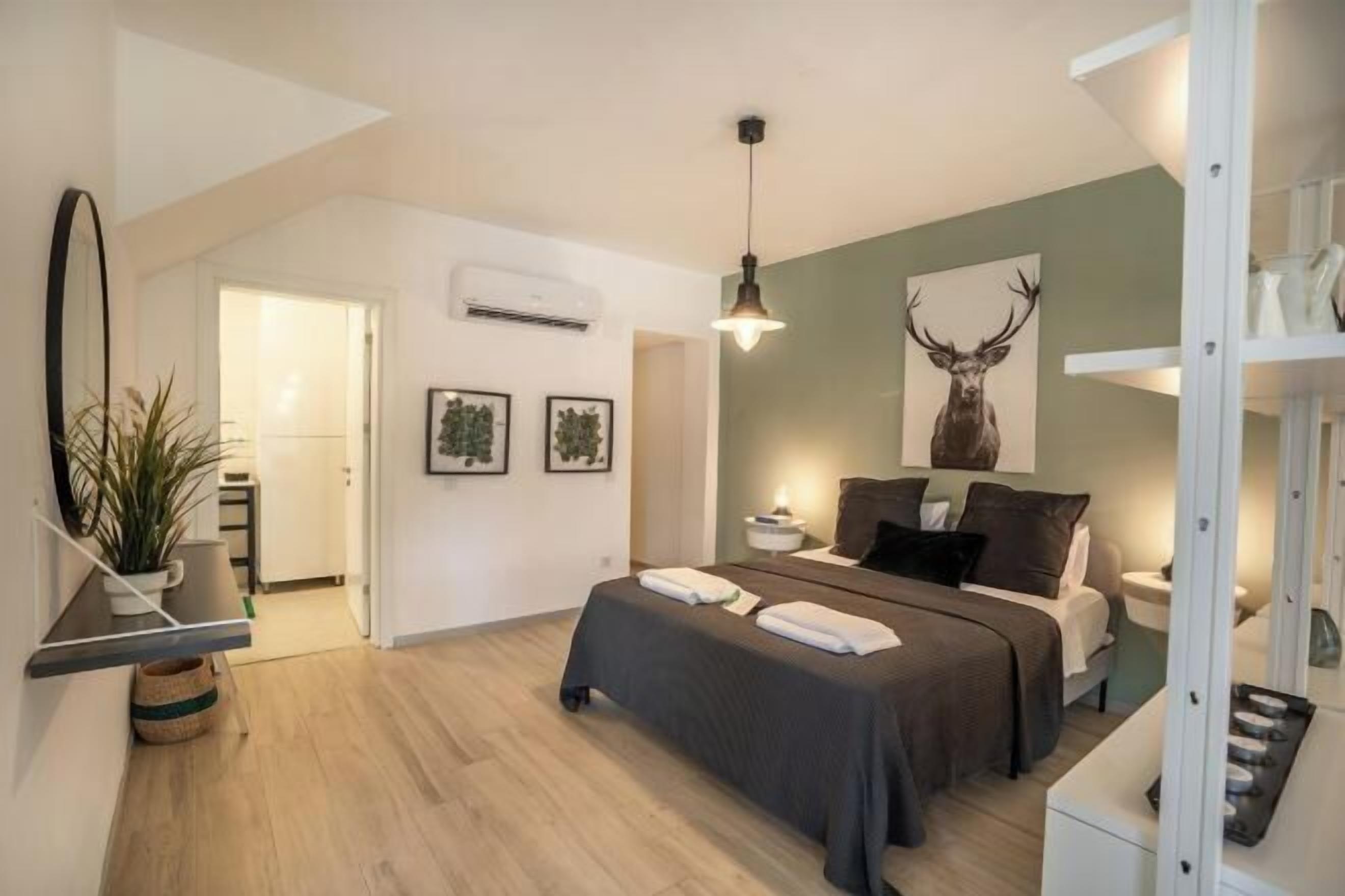 Premium bedding, in-room safe, individually decorated