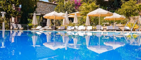 Alberca al aire libre por temporada y sombrillas en la alberca