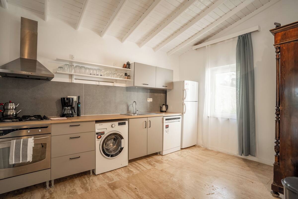 comfort villa, 4 bedrooms, lanai, sea view | private kitchen | mini-fridge, electric kettle