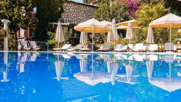 Een seizoensgebonden buitenzwembad en parasols bij het zwembad