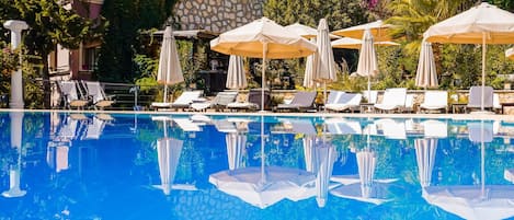 Alberca al aire libre por temporada y sombrillas en la alberca