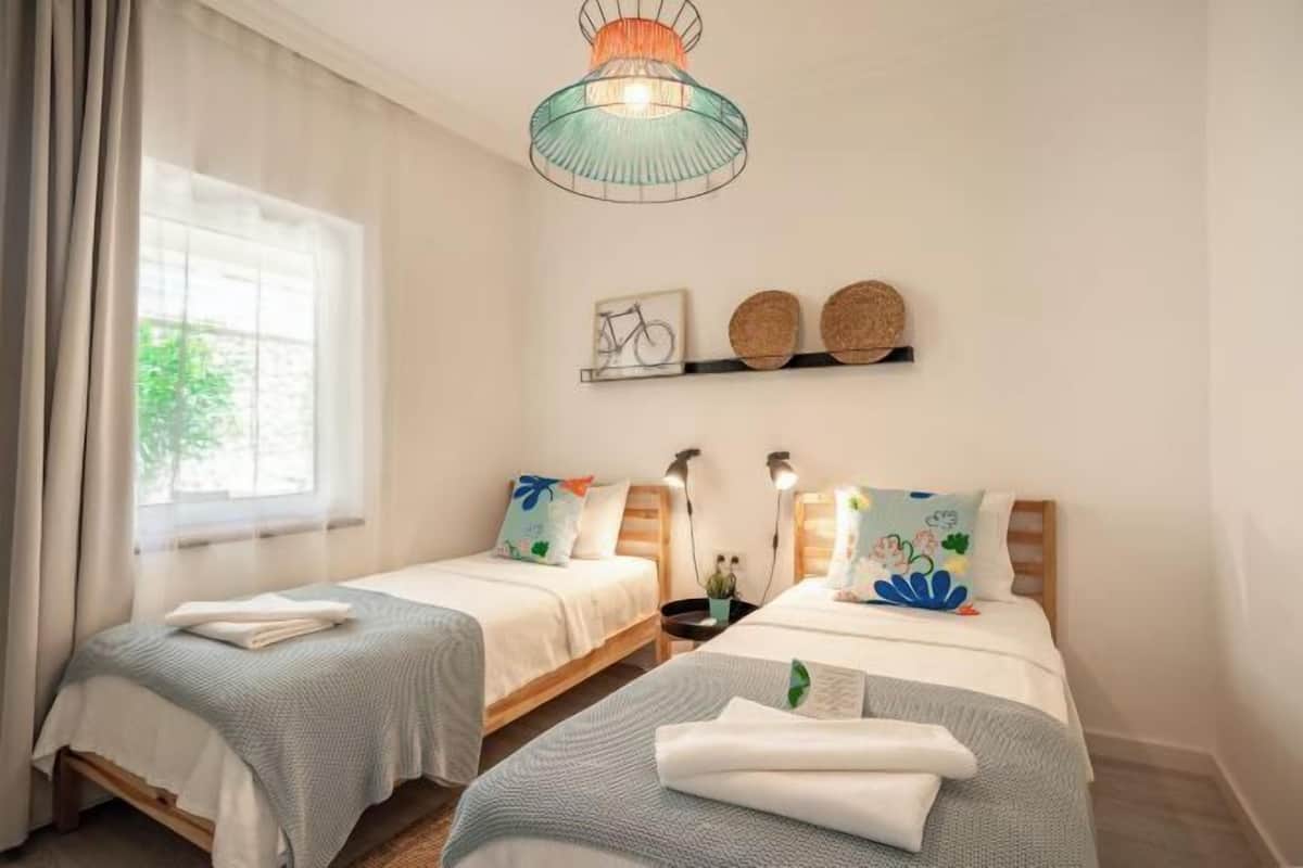 Premium bedding, in-room safe, individually decorated