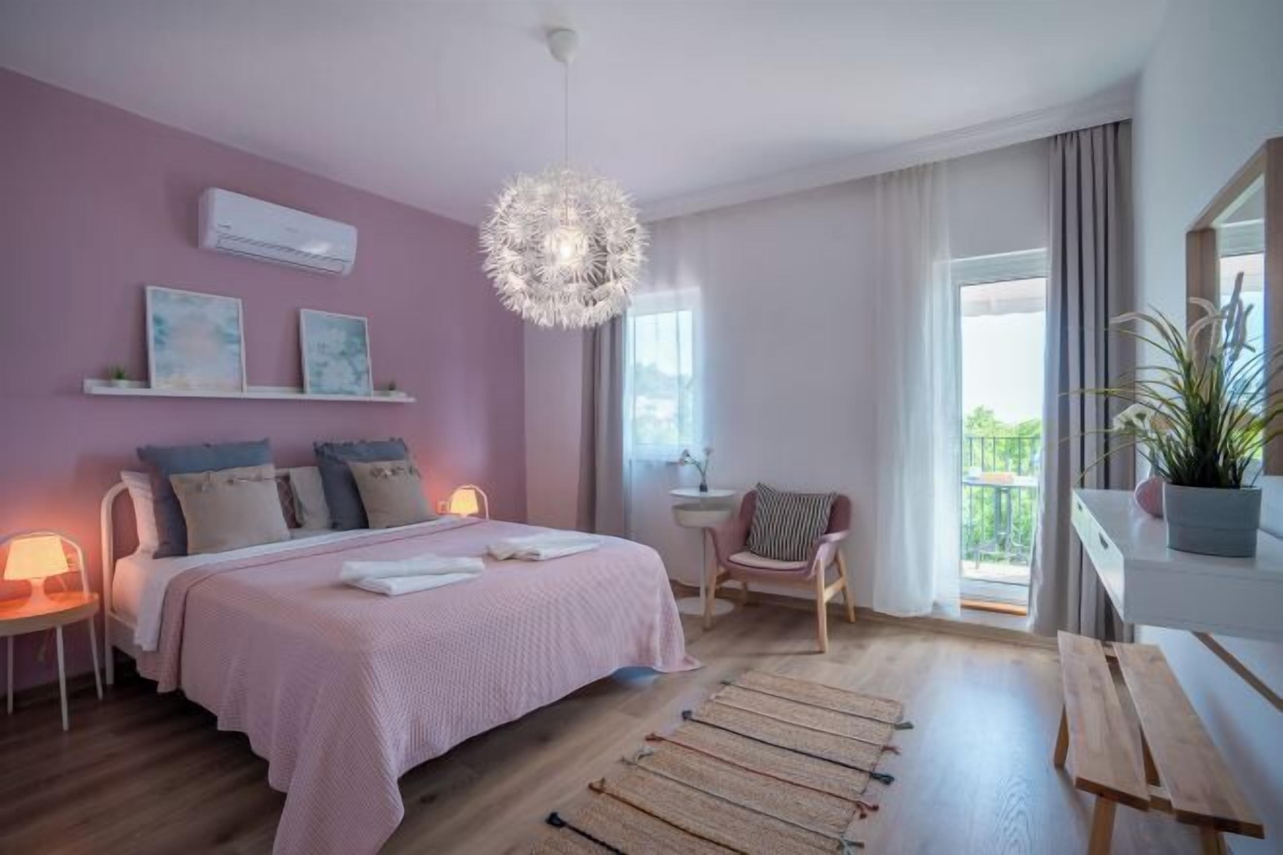 Premium bedding, in-room safe, individually decorated