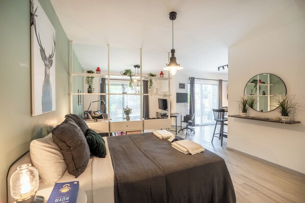 Estudio exclusivo, patio, vista al jardín | Ropa de cama de alta calidad y caja de seguridad en la habitación 