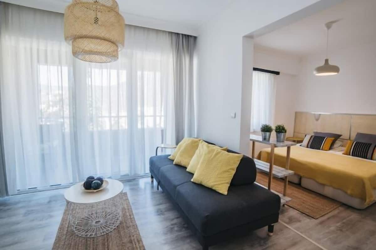 Premium bedding, in-room safe, individually decorated