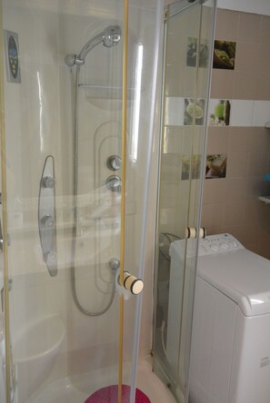 Deep soaking tub, rainfall showerhead, free toiletries, hair dryer - Las Americas Troya (Arona)