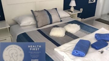 Cortinas opacas, wifi gratis, ropa de cama