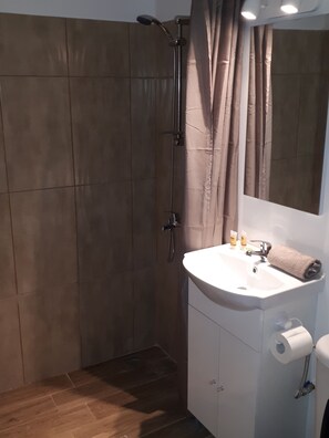 Chambre Standard avec lits jumeaux | Rideaux occultants, Wi-Fi gratuit, draps fournis