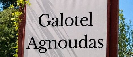 Señal de Galotel Agnoudas con un número de teléfono y un logotipo.