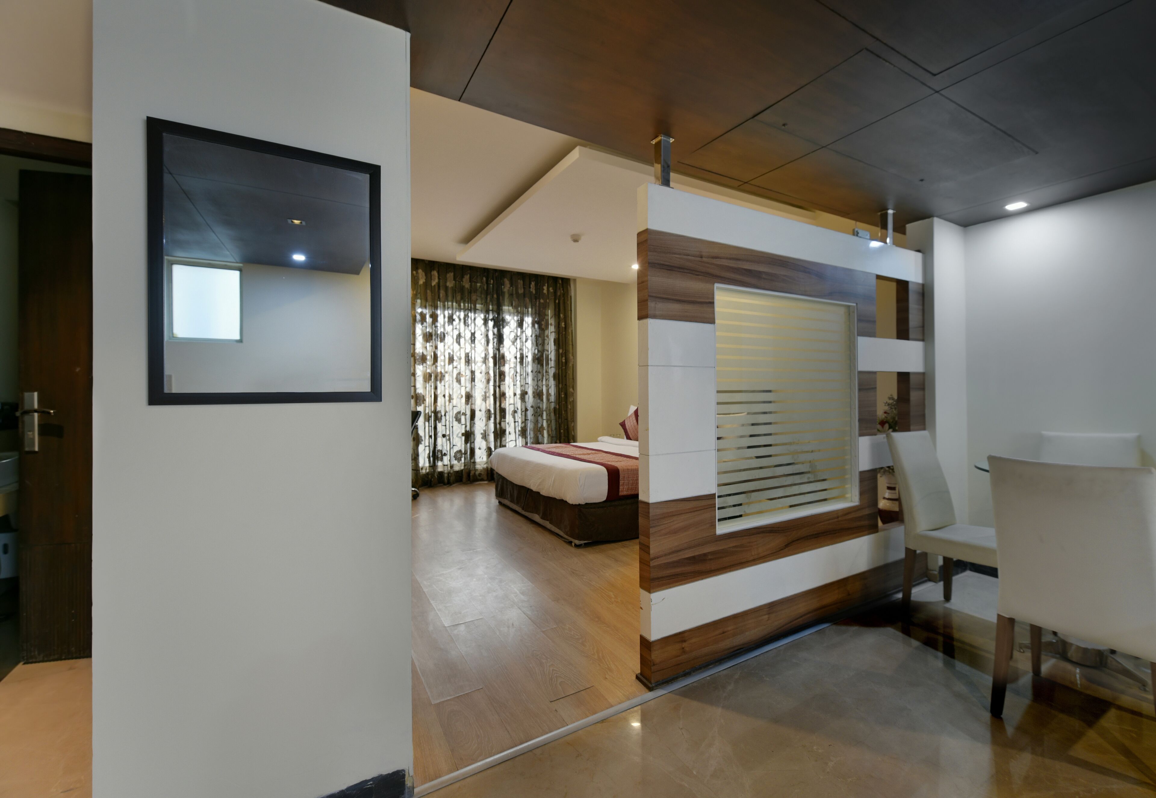 スタジオ | ミニバー、セーフティボックス (室内)、デスク、ノートパソコン用作業スペース