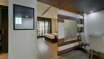 Studio Apartment | Minibar, in-room safe, desk, laptop workspace