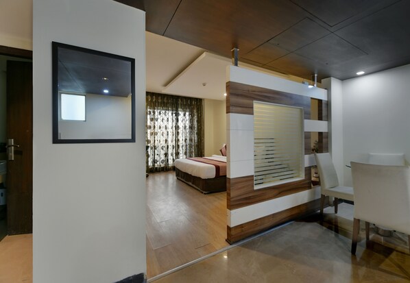 スタジオ | ミニバー、セーフティボックス (室内)、デスク、ノートパソコン用作業スペース