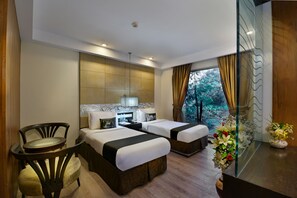 Minibar, in-room safe, desk, laptop workspace - Hotel Imperial Villa (New Delhi)